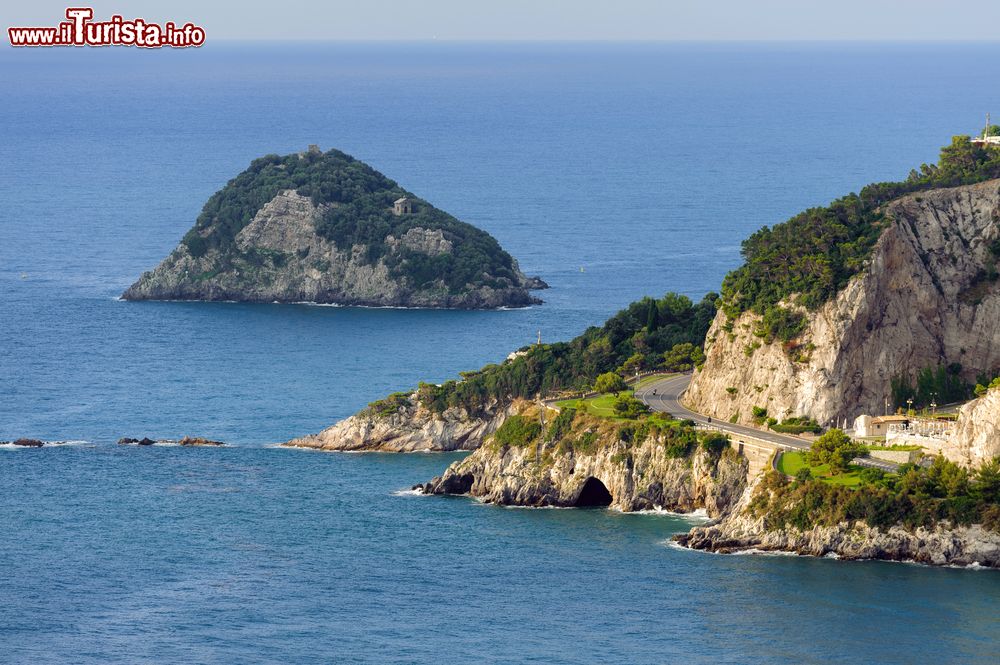 Immagine Il golfo di Bergeggi con le sue grotte e l'isolotto roccioso, Savona, Liguria.