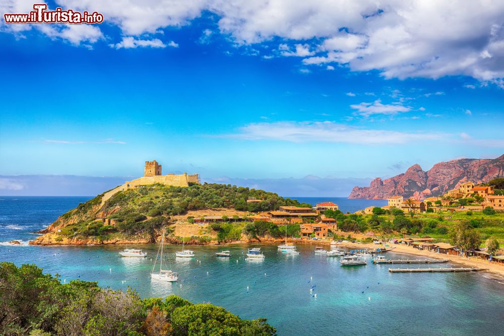 Immagine Il golfo di Girolata e sullo sfondo le rocce rosse della Riserva Naturale di Scandola in Corsica