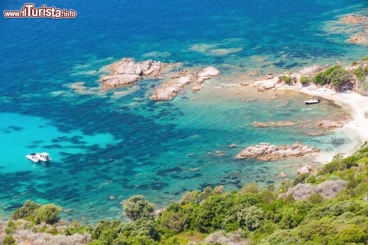 Immagine Il golfo e la spiaggia di Cupabia, una delle perle turistiche della costa ovest della Corsica, non lontano dalla località di Propriano - © Eugene Sergeev / Shutterstock.com
