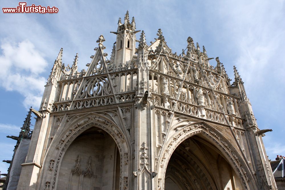 Immagine Il gotico slanciato della chiesa di Notre-Dame in Alencon, Francia