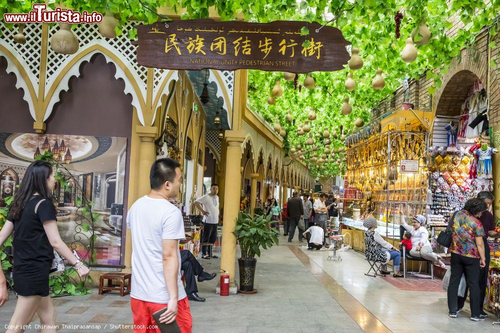 Immagine Il Grand Bazaar di Kashgar, storica città della Cina lungo la Via della Seta - © Chirawan Thaiprasansap / Shutterstock.com