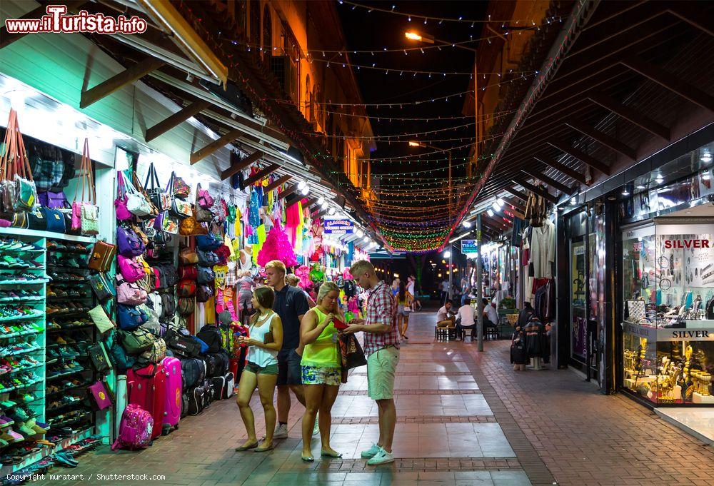 Immagine Il Grand Bazar di Alanya, Turchia: è considerato il più antico centro per lo shopping della città - © muratart / Shutterstock.com