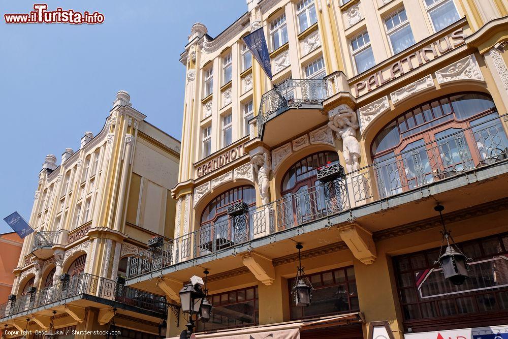 Immagine Il Grand Hotel Palatinus nel centro di Pécs, Ungheria. Situato sulla principale via dello shopping, questo elegante hotel 3 stelle si presenta in stile Liberty. Da non perdere la sala da ballo dove un tempo si esibiva il compositore e pianista Bela Bartok - © Dedo Luka / Shutterstock.com