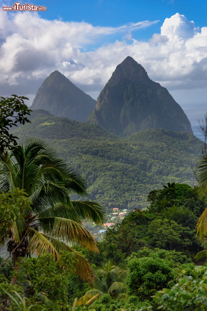 Immagine Il Grand Piton e il Petit Piton, i due dicchi vulcanici di Saint Lucia vicino a Soufriere.