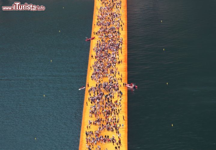 Immagine Il grande afflusso di turisti sulle Floating Piers, l'installazione di Christo sul Lago d'Iseo - © Piergiovanni M / Shutterstock.com