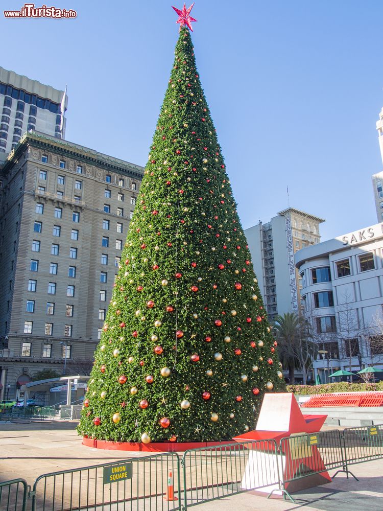 Immagine Il grande albero di Natale in Union Square a San Francisco, California, nei pressi del Dewey Monument.