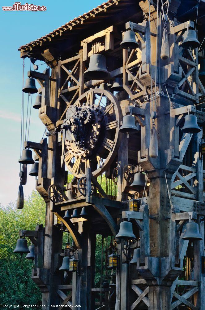 Immagine Il Grande Carillon, spettacolo musicale con le sue 70 campane, al parco Puy du Fou (Les Epesses), Francia - © forgetselfies / Shutterstock.com