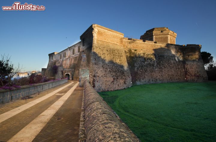 Immagine Il castello medievale di Civita Castellana, Lazio. Forte Sangallo venne fatto costruire a partire dal 1499 da papa Alessandro VI° nell'ambito del rafforzamento delle fortificazioni dei luoghi che si volevano assicurare alla signoria ereditaria dei Borgia. A realizzare il progetto fu Antonio da Sangallo il Vecchio, architetto di fiducia dei Borgia e specialista nella progettazione di fortificazioni. Rimasta a lungo come dimora papale, la fortezza fu poi adibita a carcere per poi ospitare la sede del Museo Archeologico di Civita Castellana - © Edimur / Shutterstock.com