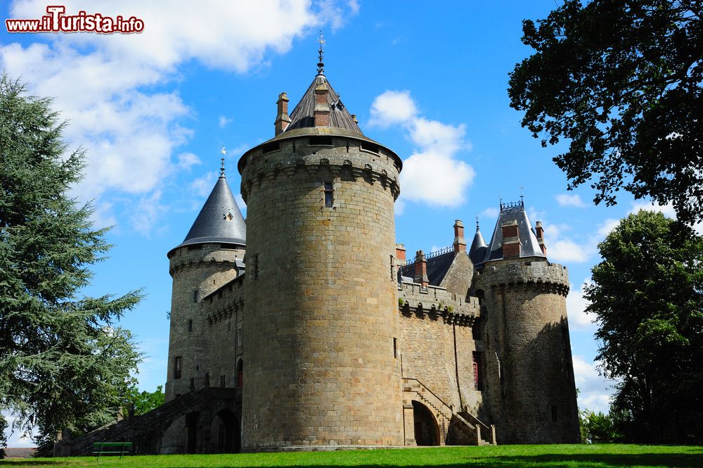Immagine Il grande castello di Combourg in Bretagna, nord-ovest della Francia. E' caratterizzato da 4 torri a forma di pepiere.
