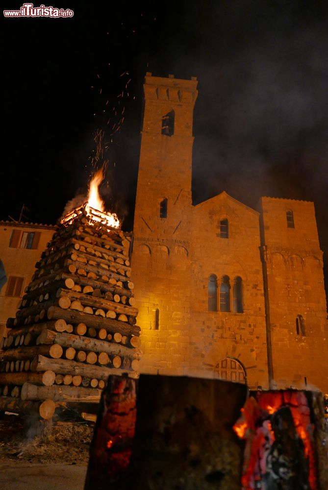 Immagine Il grande falò natalizio ad Abbadia San Salvatore in Toscana