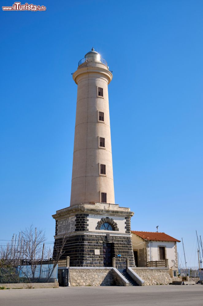 Immagine Il grande faro del porto di Licata in Sicilia: il terzo faro per altezza in Italia