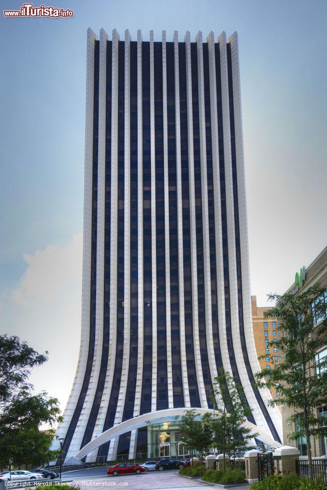 Immagine Il grattacielo Metropolitan a Rochester, New York (USA). Completato nel 1973, questo edificio si distingue per le sue "alette"  bianche e le curve verso l'esterno alla base - © Harold Stiver / Shutterstock.com