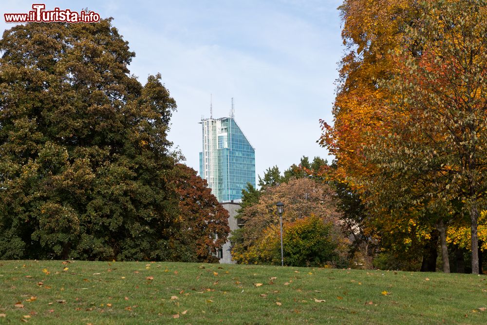 Immagine Il grattacielo Skrapan nella città di Vasteras, Svezia, fotografato dal parco centrale. Dalla cima dell'edificio si gode una vista a 360 gradi sulla città e i suoi dintorni.