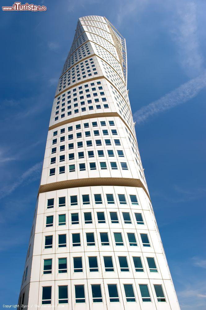 Immagine Il grattacielo Turning Torso in Little Varvs street, Western Harbour di Malmo, Svezia. E' il più alto edificio della Scandinavia - © Zyxx / Shutterstock.com