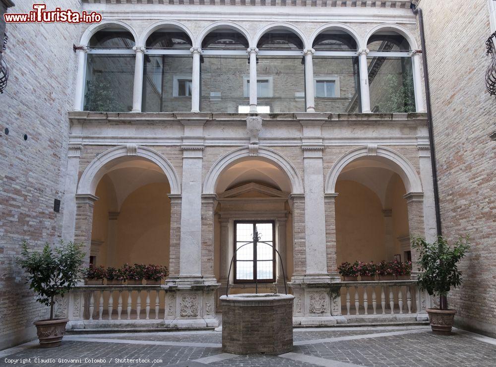 Immagine Il grazioso cortile interno di un palazzo medievale a Fermo, Marche. Al centro, il pozzo in pietra - © Claudio Giovanni Colombo / Shutterstock.com