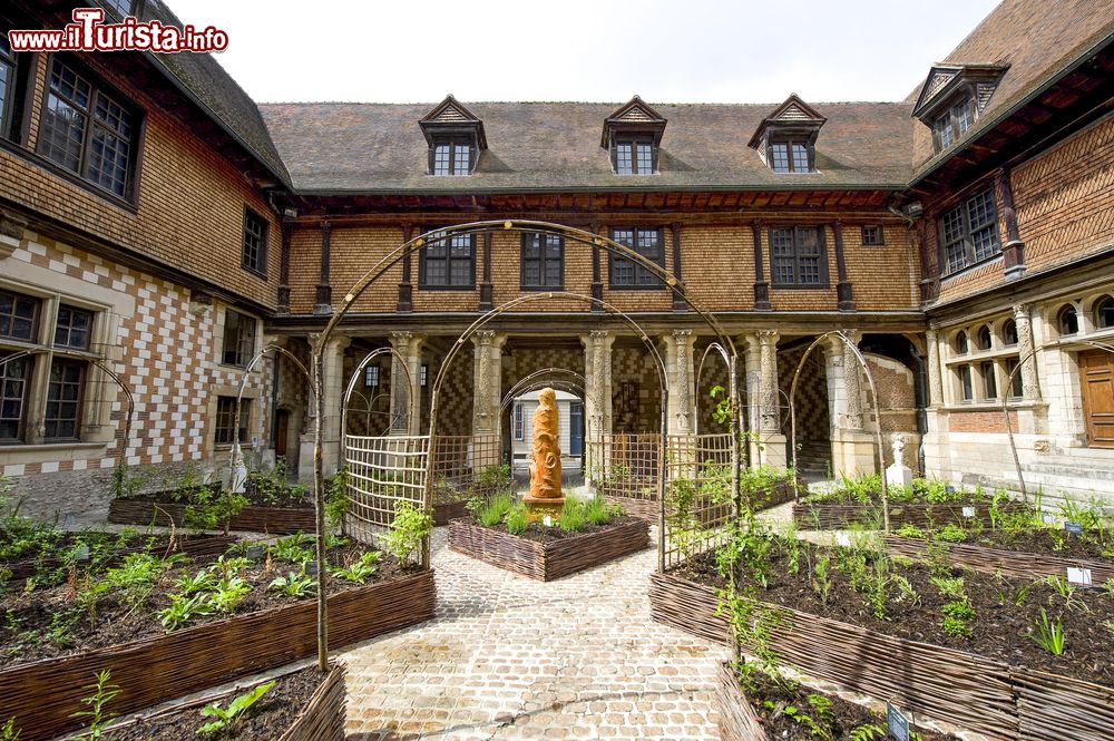 Immagine Il grazioso cortile interno di un palazzo medievale a Troyes, Francia.
