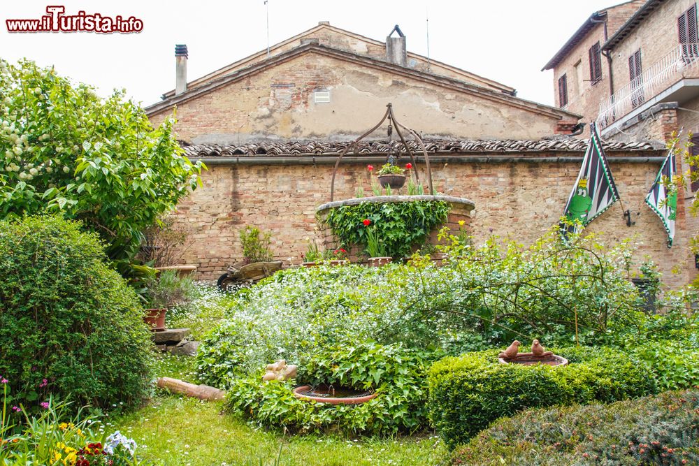 Immagine Il grazioso giardino di una casa nella medievale città di Buonconvento, Toscana.