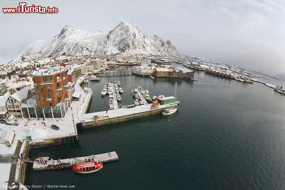 Immagine Il grazioso porto di Svolvaer fotografato con la neve, Lofoten (Norvegia). Da qui, ogni marzo, parte la competizione per la pesca del merluzzo - © Dmitry Chulov / Shutterstock.com