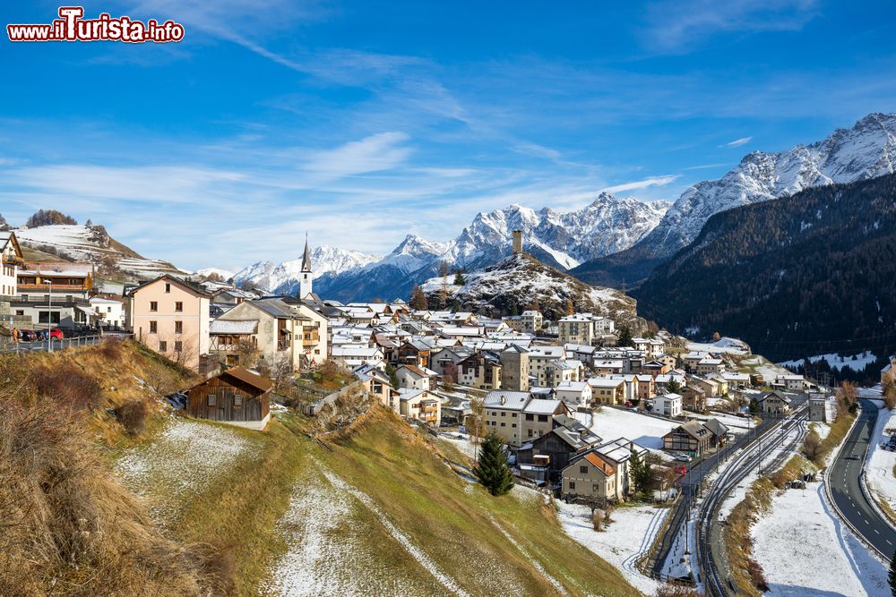 Immagine Il grazioso villaggio di Arolla, Svizzera, in inverno. Siamo nella Val d'Hérens ai piedi di cime maestose: questo piccolo paesino è punto di partenza per escursioni in montagna sia a piedi che sugli sci.