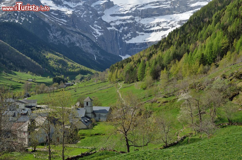 Immagine Il grazioso villaggio di Gavarnie nella valle del fiume Gave de Pau, Francia. Sullo sfondo, il celebre anfiteatro roccioso con cascate, ghiacciai e campi da sci.