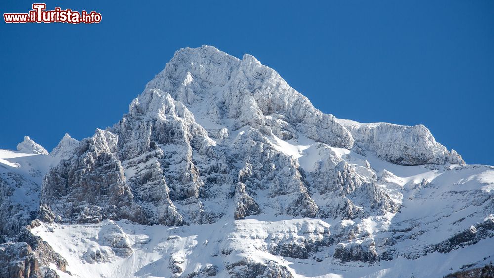 Immagine Il gruppo montuoso dei Dents du Midi, cantone del Vallese, Champery, Svizzera. La cima più alta è la Haute Cime des Dents du Midi che raggiunge i 3257 metri di altitudine.