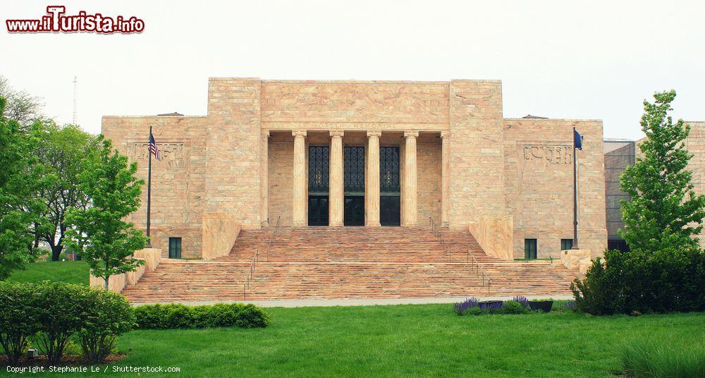 Immagine Il Joslyn Art Museum di Omaha, Nebraska. Inaugurato nel 1931 per volere di Sarah H. Joslyn in onore del marito, l'uomo d'affari George A. Joslyn, è il principale museo di belle arti dello stato del Nebraska - © Stephanie Le / Shutterstock.com