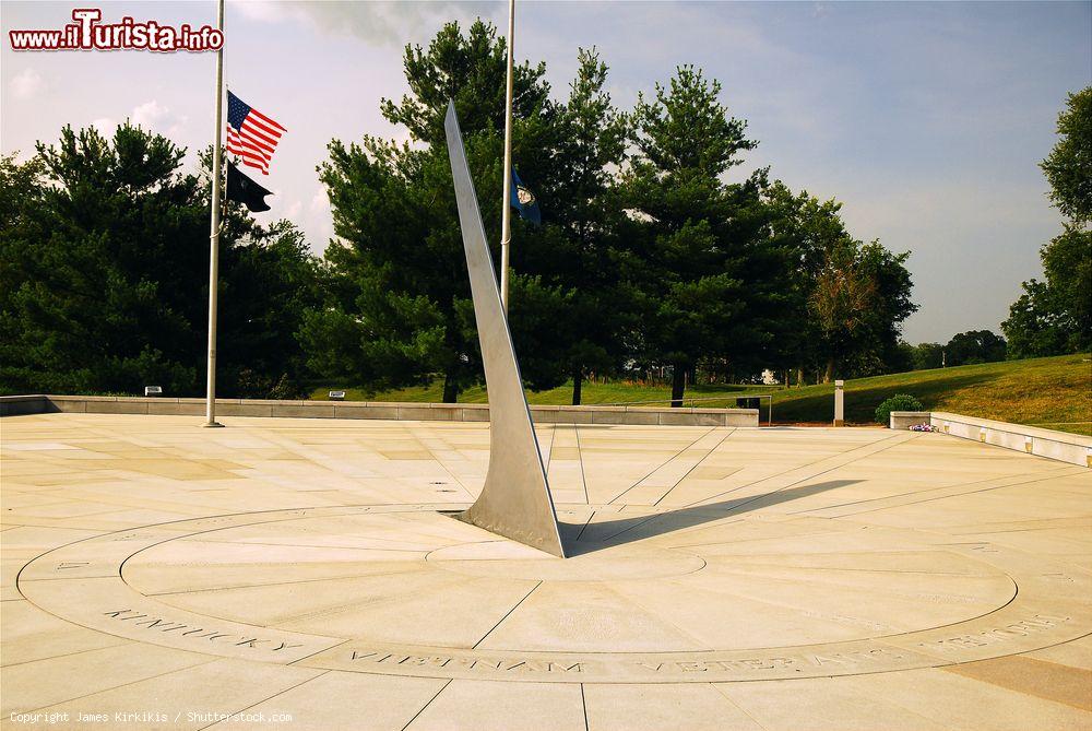 Immagine Il Kentucky Vietnam Veterans Memorial a Frankfort, Michigan, Stati Uniti d'America. Qui si possono leggere i 1.103 nomi di persone del Kentucky uccise nella guerra del Vietnam. Il memoriale ha la forma di una meridiana con i nomi posizionati in modo che la punta dell'ombra dello gnomone tocchi il nome di ogni uomo nel giorno della sua morte. Ogni defunto ha così il suo giorno commemorativo - © James Kirkikis / Shutterstock.com