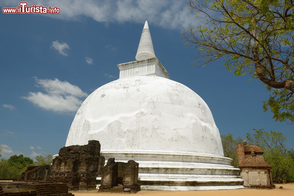 Immagine Il Kiri Vihara Buddhist Stupa di Polonnaruwa, Sri Lanka. Quest'antica città è stata la capitale del secondo regno più antico dello Sri Lanka. 