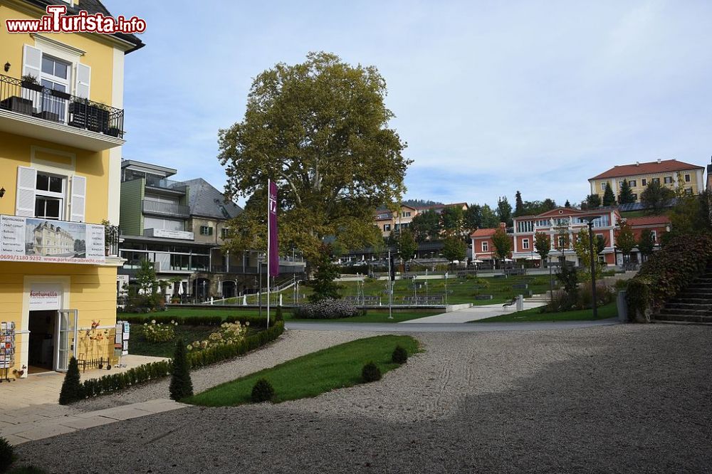 Immagine Il Kurpark a Bad Gleichenberg in Stiria, Austria - © Zeitblick - CC BY-SA 4.0, Wikipedia