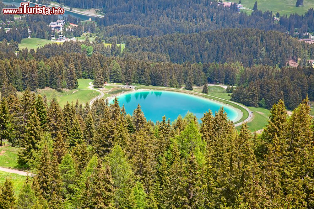 Immagine Il lago alpino di Heidsee a Lenzerheide, Svizzera. Questo bacino d'acqua circondato da foreste sorge ai piedi del Parpaner Rothorn.