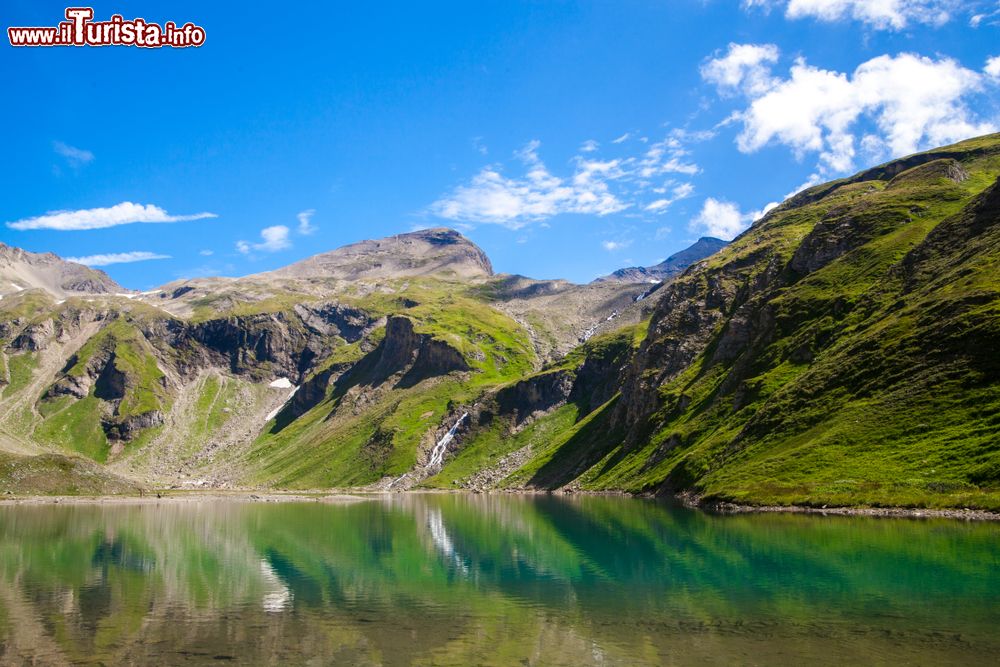 Immagine Il lago alpino Nassfeld Speicher nell'Hohe Tauern National Park, Austria. Il verde delle montagne si riflette nell'acqua del bacino creando un suggestivo gioco di colori.