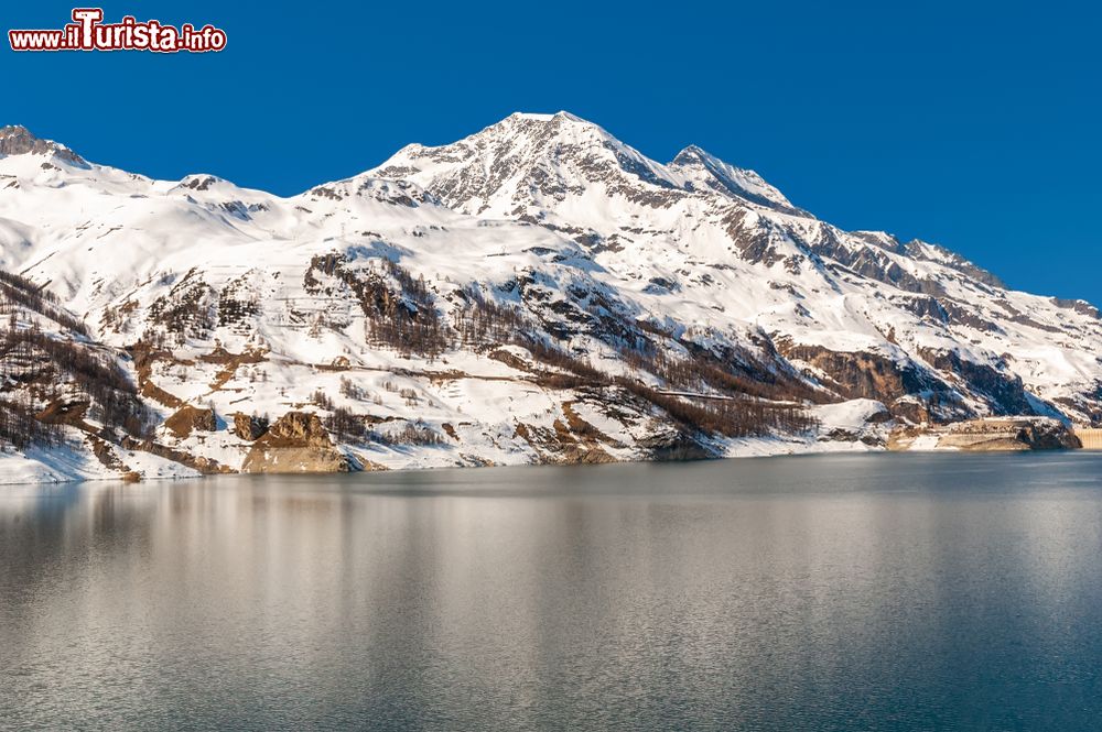 Immagine Il lago artificiale di Chevril fra le montagne della Savoia, Francia: si trova fra Tignes e la Val d'Isère a 1800 metri di altitudine.