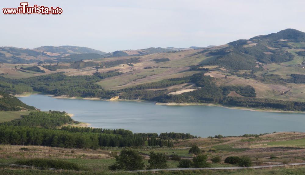 Immagine Il lago artificiale di Guardialfiera in Molise, provincia di Campobasso.