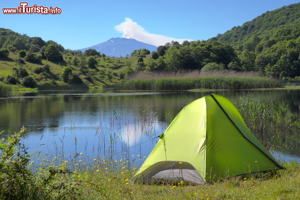 Immagine Il lago Biviere a nord di Cesarò in Sicilia, sullo sfondo il vulcano Etna