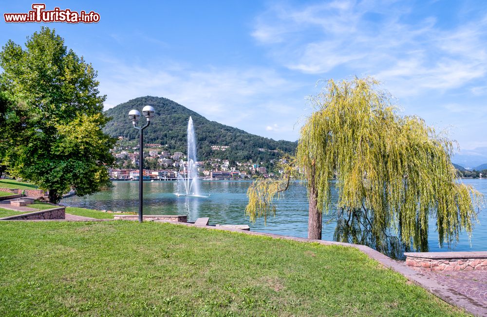 Immagine Il lago Ceresio e la fontana di Lavena Ponte Tresa in Lombardia.