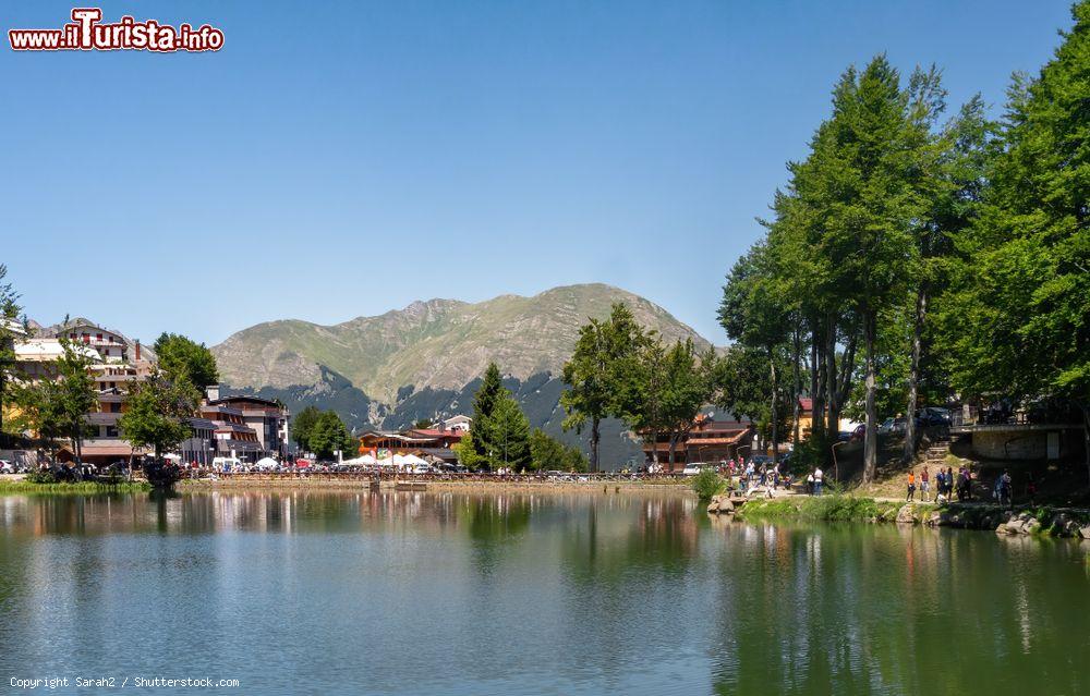 Immagine Il lago Cerretano vicino al resort turistico di Cerreto Laghi, provincia di Reggio Emilia - © Sarah2 / Shutterstock.com