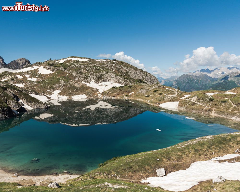 Immagine Il Lago Coldai uno dei piu belli delle Alpi si trova vicino ad Alleghe ai piedi del CIvetta