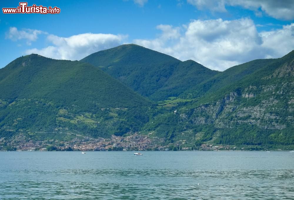 Immagine Il lago d'Iseo e sullo sfondo il borgo di Predore in Lombardia
