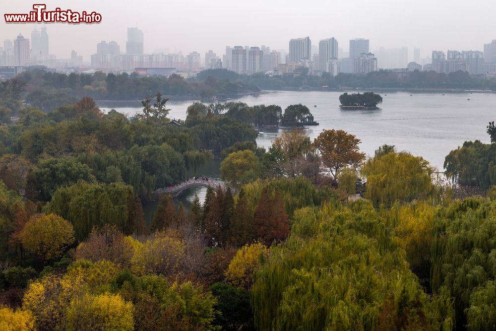 Immagine Il lago Daming, a Jinan, visto dalla cima della torre Chaoran in autunno, Cina. La principale caratteristica di questo lago è il livello dell'acqua, costante sia in estate che durante i mesi invernali.