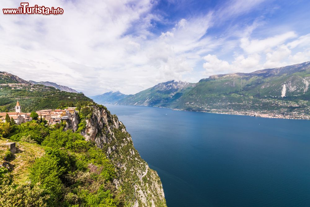 Immagine Il Lago del Garda dalla Terrazza Del Brivido a Tremosine in Lombardia