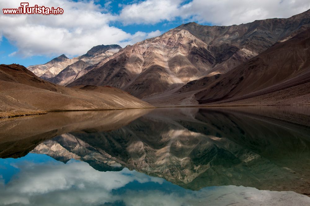 Immagine Il Lago della Luna a Lahaul, Himachal Pradesh, India. Questo specchio d'acqua di origine glaciale è incastonato fra vette innevate all'altezza di 4270 metri di altitudine. Il suo nome è Chandratal.