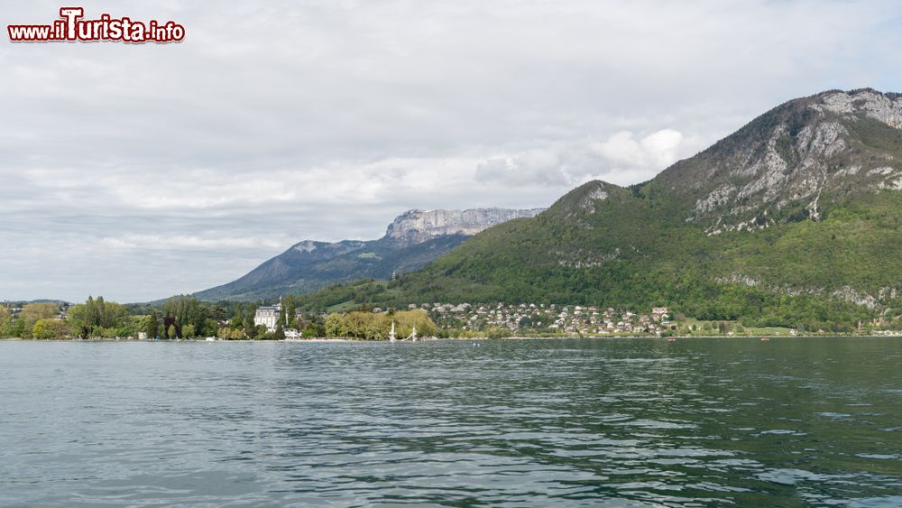 Immagine Il lago di Annecy e il villaggio di Annecy-le-Vieux in Francia