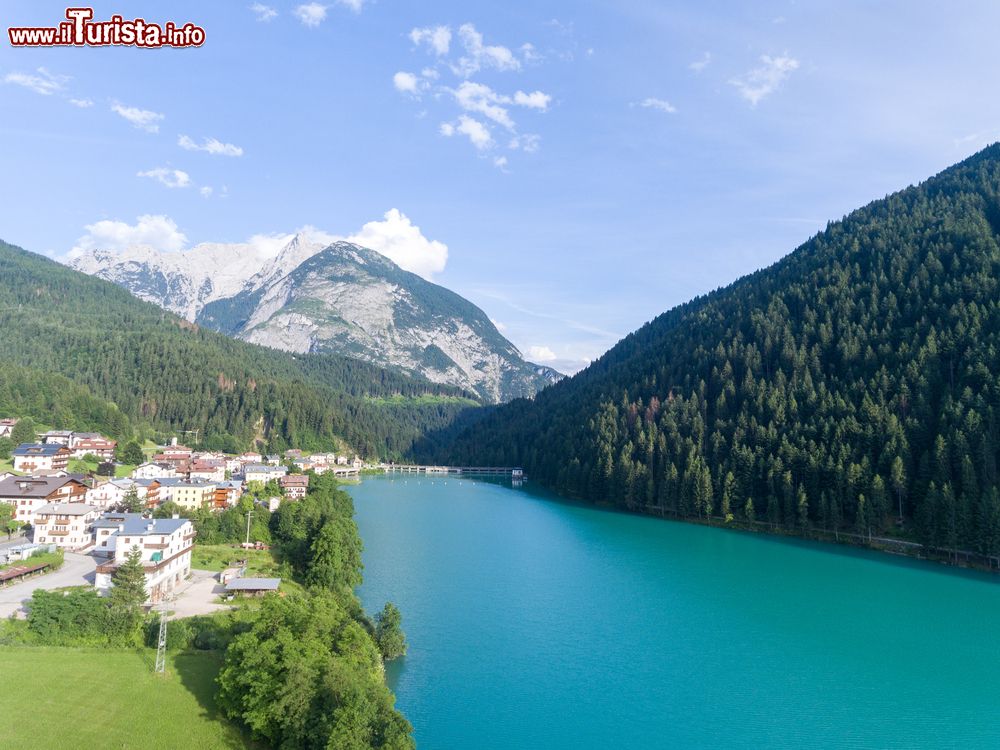 Immagine Panorama sul lago di Auronzo o di Santa Cristina, Auronzo di Cadore, Veneto. Grazie alla costruzione della diga, alta 55 metri, questa località ha visto un notevole sviluppo turistico.