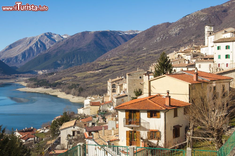Immagine Il lago di Barrea e uno scorcio del villaggio, L'Aquila, Abruzzo, Italia. Il borgo occupa una sporgenza situata all'estremità orientale del lago racchiusa dalle fiancate dei monti della Meta e  Greco.