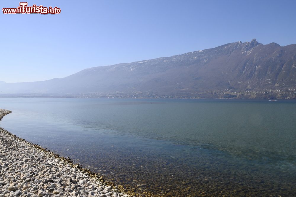 Immagine Il lago di Bourget con le montagne della Savoia sullo sfondo, Aix-les-Bains, Francia. Circondata da colline e monti, questa distesa d'acqua incontaminata offre la possibilità di praticare numerose attività sportive e nautiche.