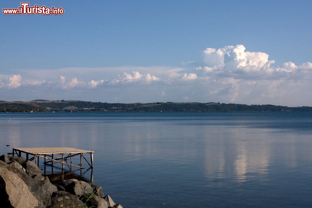 Immagine Il lago di Bracciano fotografato dalle rive di Trevignano Romano, nel Lazio.