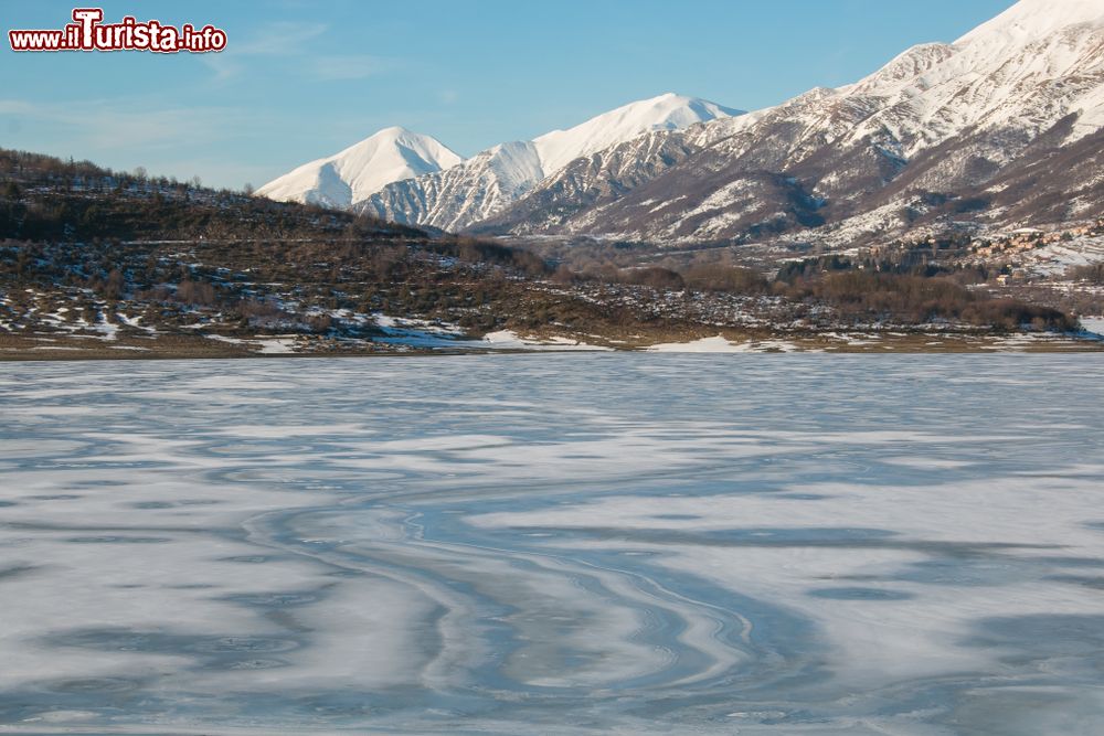 Immagine Il lago di Campotosto a più di 1300 m di altitudine in Abruzzo gela in inverno