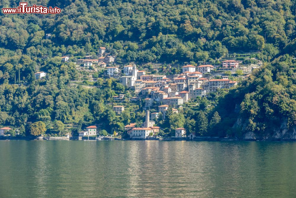 Immagine Il lago di Como e il villaggio di Pognana Lario in Lombardia