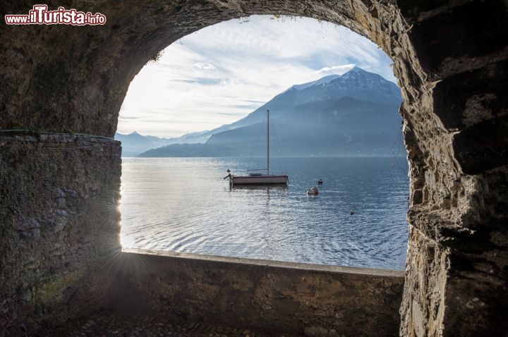 Immagine Il lago di Como visto da Varenna, Lombardia. Atmosfera suggestiva per uno scorcio fotografico del Lario ritratto attraverso uno degli edifici storici del villaggio di Varenna - © COLOMBO NICOLA / Shutterstock.com