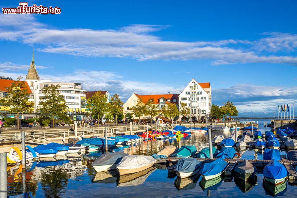 Immagine Il Lago di Costanza, Bodensee in tedesco, sul versante di Friedrichshafen (Germania): piccole barche da pesca ormeggiate in una giornata di sole.